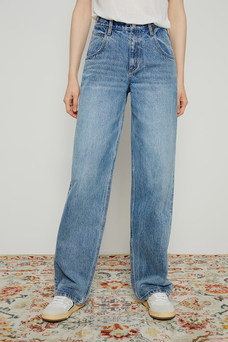 Hey Joanie 80's utility loose jeans with relaxed fit and high waist, shown on a model in a casual setting.