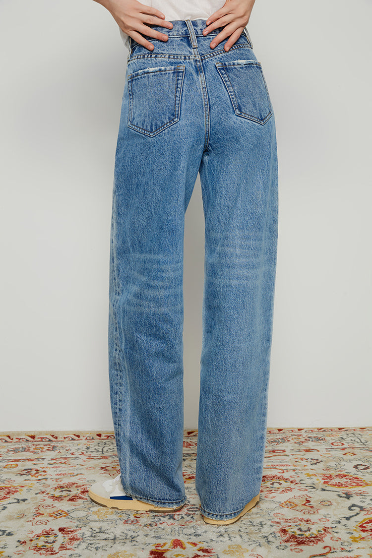 Hey Joanie 80's utility loose jeans with high waist and relaxed fit, featuring classic denim texture and stitching details.