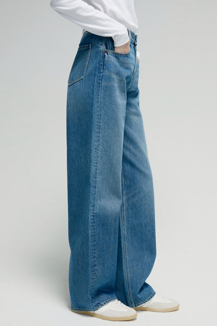 Hey Joanie Arc Jean HJ055, stylish denim jeans with a classic fit, shown on a model in a casual outdoor setting.