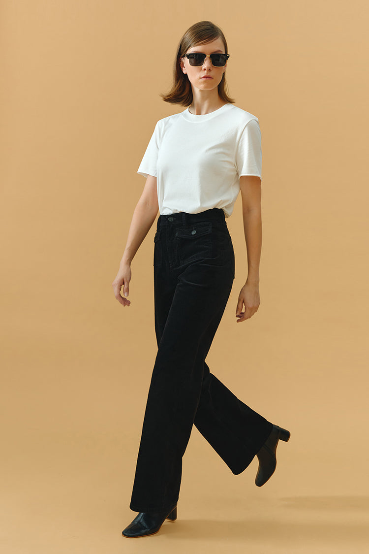 Hey Joanie 80's baggy corduroy pants in earthy brown with relaxed fit and high waist, shown on a model.