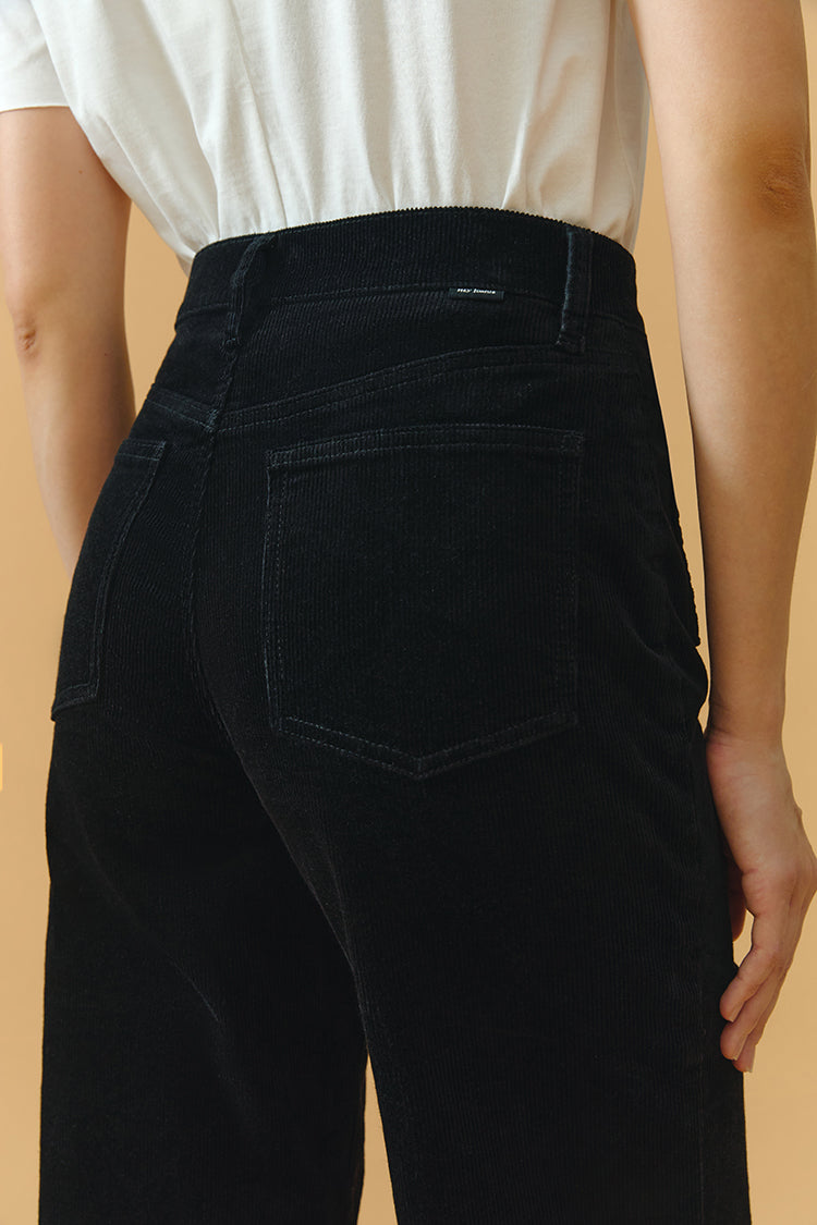 Hey Joanie 80's baggy corduroy pants in earthy brown, featuring a relaxed fit and high waist, shown on a model.